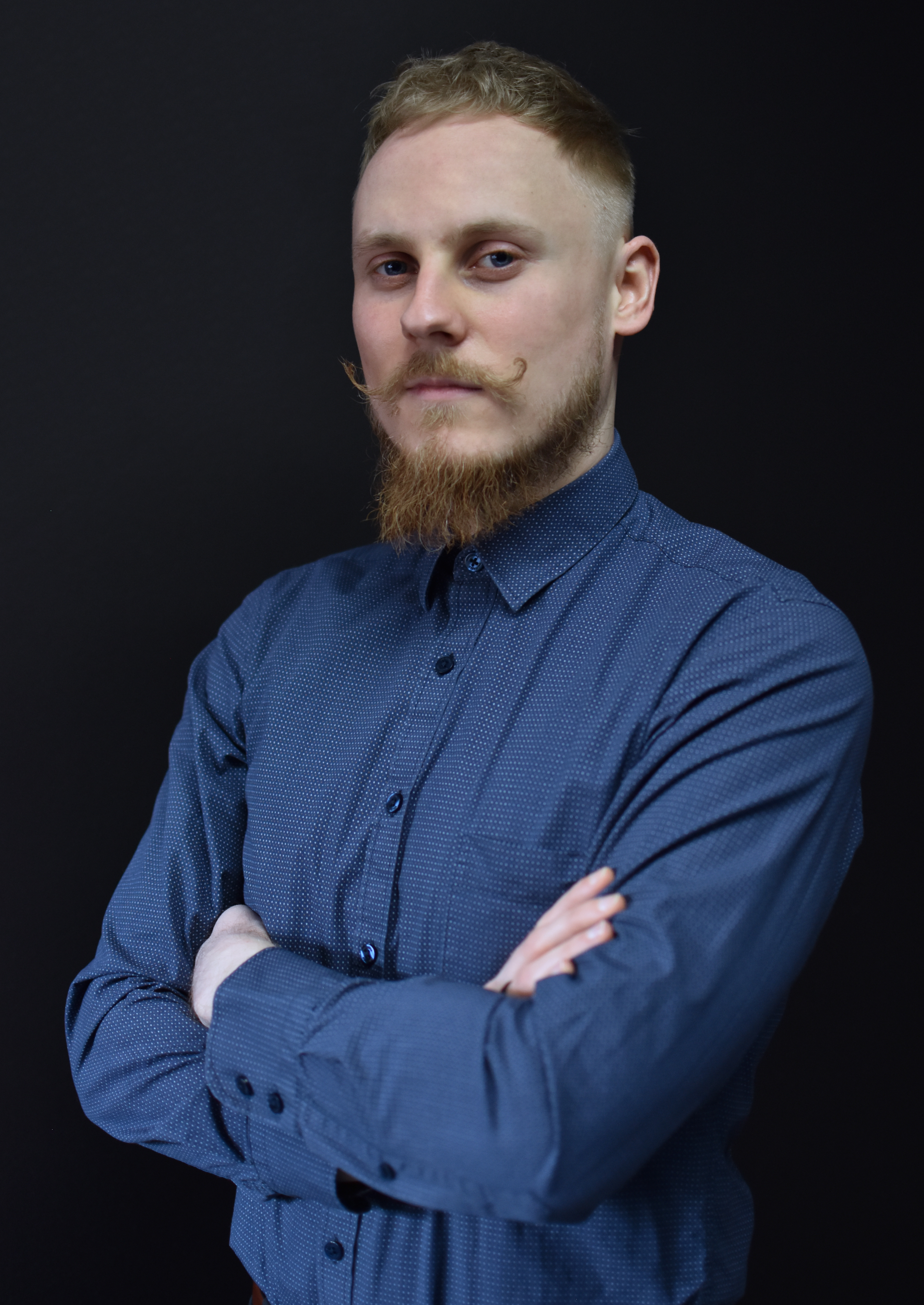 Zdjęcie przedstawiające mężczyznę w koszuli